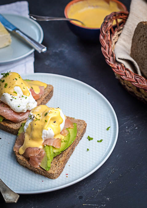 Egg royale füstölt lazacos -Avokádós pirítóson